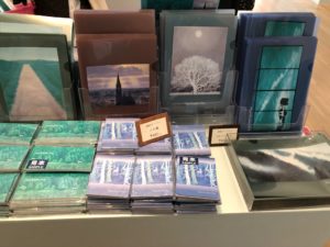 東山魁夷展ミュージアムショップの様子。 (クリアホルダーやメモ帳)
