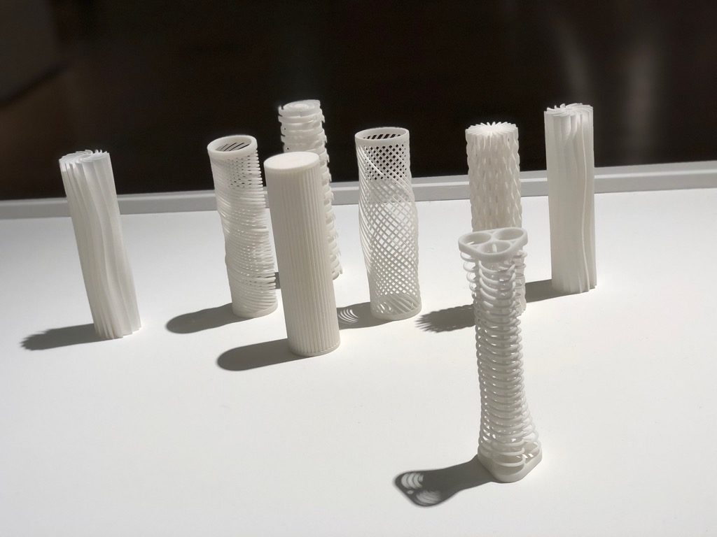 3Dプリンタで作られた「さまざまな握り心地のグリップ」という展示。同じ素材なのに、確かに握った感じが全然違う。