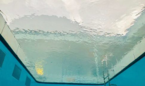 金沢21世紀美術館 「スイミング・プール」 水底から水面を見上げてみる。
