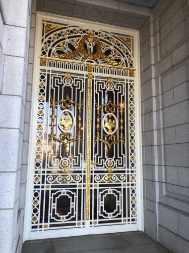 迎賓館赤坂離宮 本館正面入り口の扉 （外から、筆者撮影）