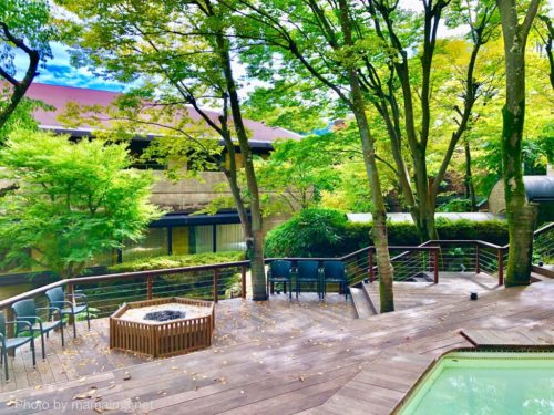 箱根ゆとわ 中庭の足湯＆焚き火スペース