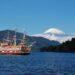 芦ノ湖の海賊船と富士山